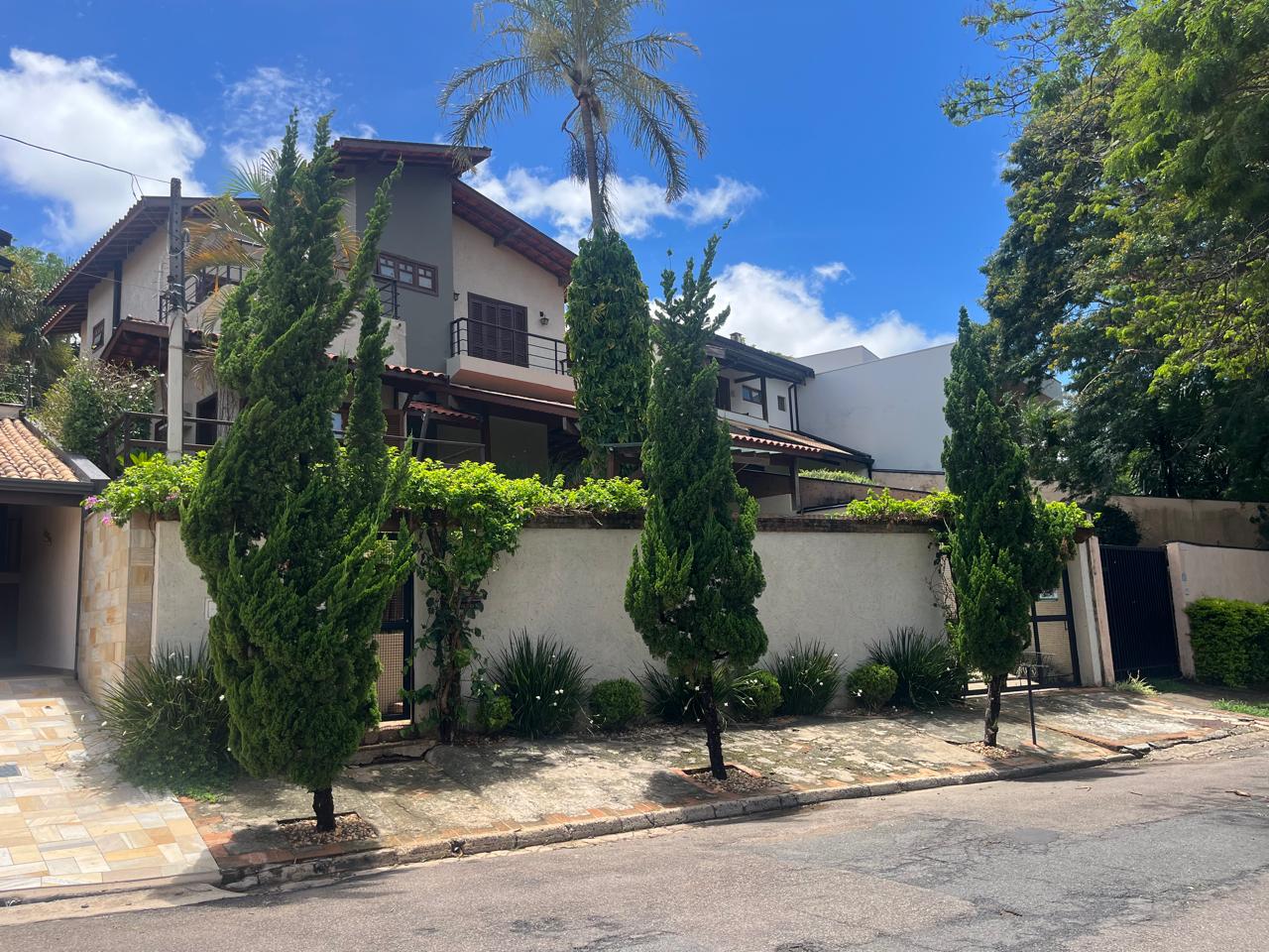 🏡 Sobrado com 4 suítes, área gourmet e piscina aquecida